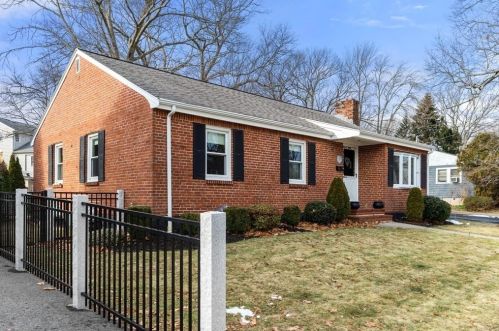 37 Spruce St, Milton, MA 02186-4633