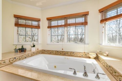 208 Vly Rd, Needham MA 02492-4720 exterior