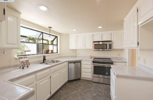 1928 Trombas Ave, San Leandro CA 94577-6127 exterior