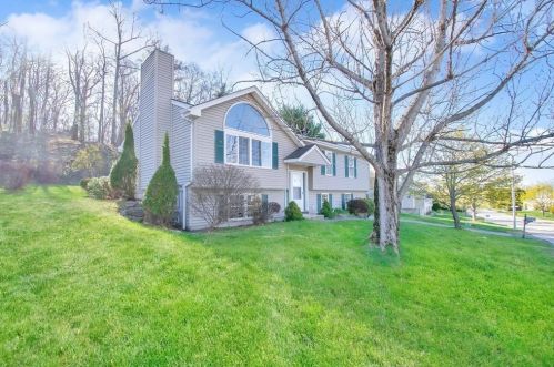 18 Stonehouse Ln, Worcester, MA 01609-1080