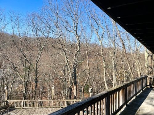 142 Magee Rd, Skyline Lakes NJ 07456-1123 exterior