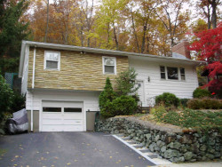 78 Oak Cliff Rd, Newton, MA 02460-2326