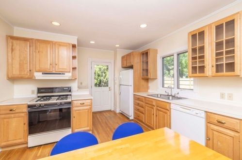 10 Hyde St, Newton MA 02461-1203 exterior