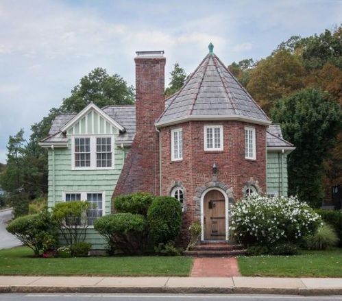 251 Pleasant St, Arlington, MA 02476-8131