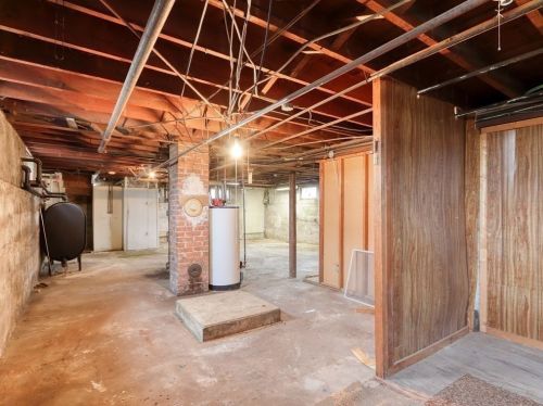 94 Winter St, Taunton MA 02780-1935 exterior