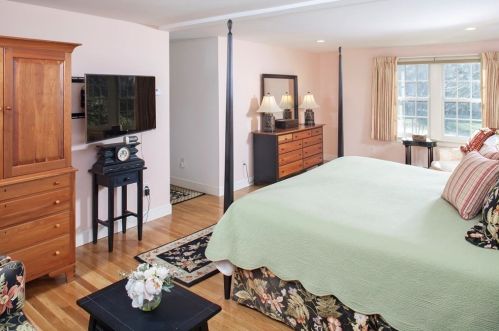 64 Cushing Hl Rd, Hingham MA exterior