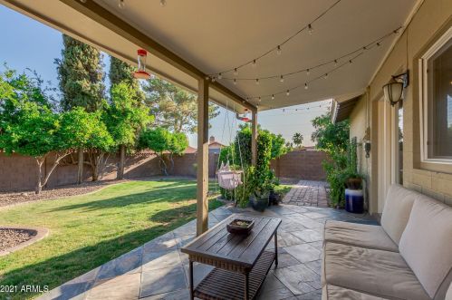 725 Country Gables Dr, Phoenix AZ 85053-4528 exterior