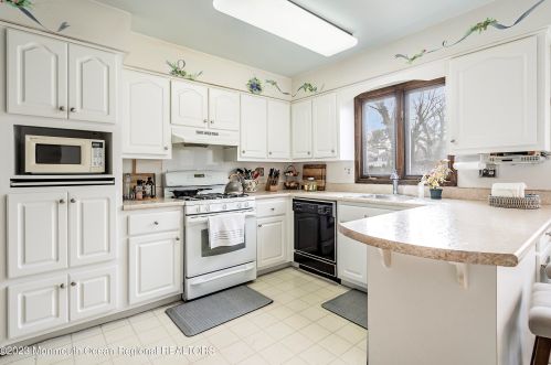 7 Pirates Cove Rd, Little Silver NJ 07739-1623 exterior