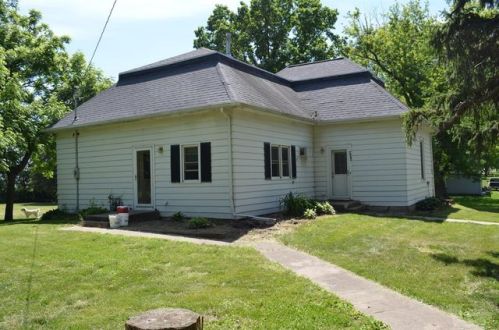 502 1st St, Farson, IA 52563-9421