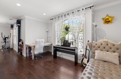 10 Fox Hl Rd, Newton MA exterior