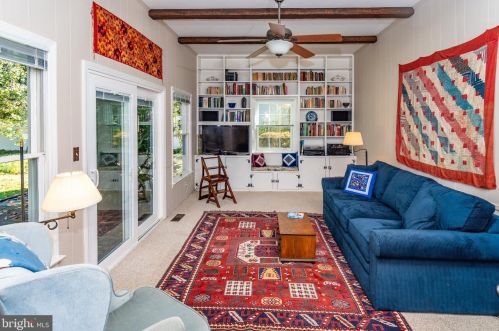 33 Pineknoll Dr, Trenton NJ 08648-3143 exterior