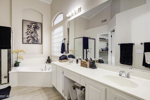 2702 Amberwood Dr, Phoenix AZ  85045-4208 exterior