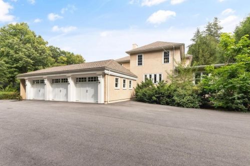 215 Ave, Weston MA 02493-1908 exterior