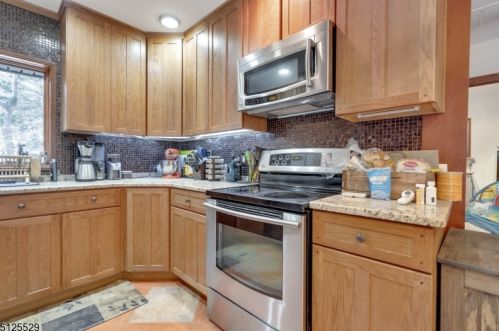 30 Colfax Dr, Skyline Lakes NJ  07456-1205 exterior