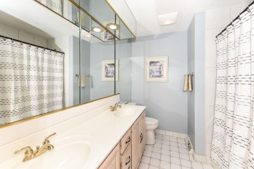 8738 Bruce Dr, Niles IL 60714-2344 exterior