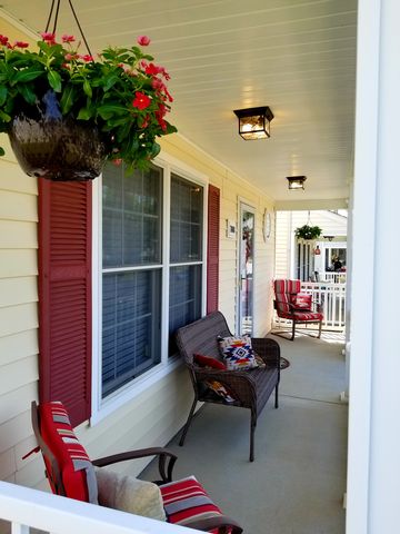 7008 Black Mountain Dr, Louisville, KY 40228-2829