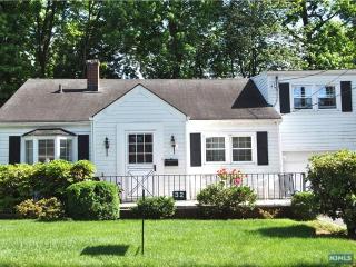 32 New Jersey Ave, Bergenfield, NJ 07621-1325