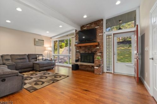 20 Robin Ln, Skyline Lakes, NJ 07456-2932