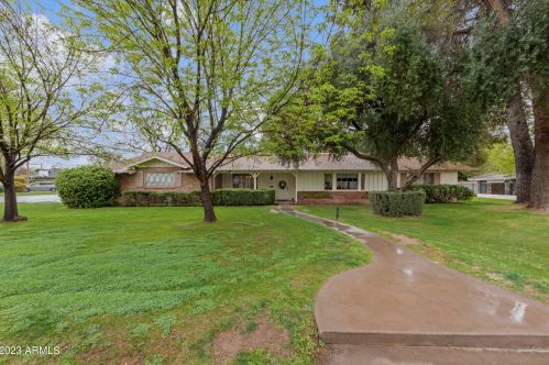 7037 2nd Dr, Phoenix, AZ 85021-8701