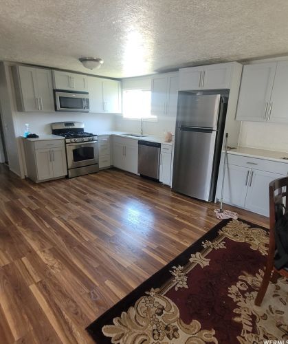 4 Tiny Wood Dr, Sandy, UT 84070-2636