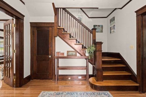 7 Moore Ave, Worcester, MA 01602-1437