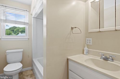 565 Salem Ave, West Deptford NJ 08096-3204 exterior