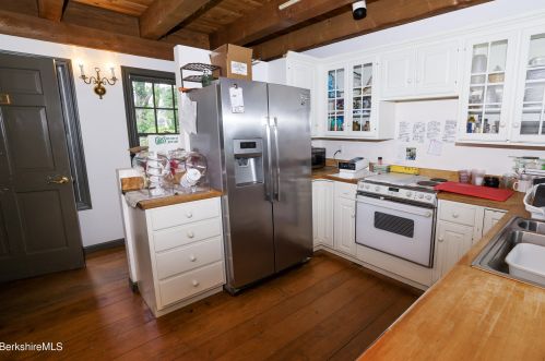 296 Main St, Sheffield MA 01257-9696 exterior