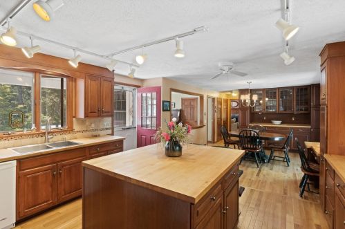 21 Mary Beth Ln, Harwich MA 02645-1326 exterior