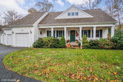 2 Rosemary Ln, Wareham, MA 02571-1418