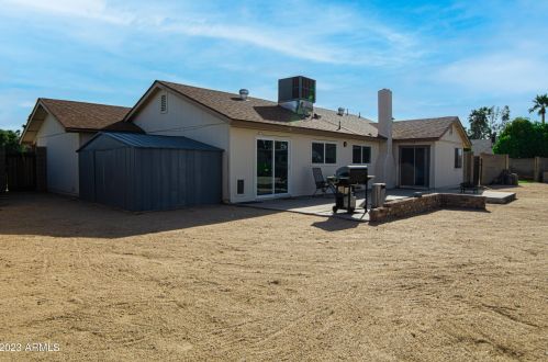 2322 Country Gables Dr, Phoenix AZ 85053-4532 exterior