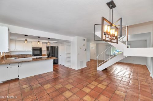 2818 Clarendon Ave, Phoenix AZ 85031-3142 exterior