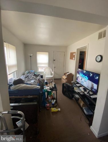 335 Washington St, West Deptford, NJ 08066-1083