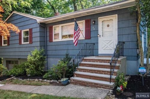 20 Seneca Dr, Skyline Lakes, NJ 07456-2529