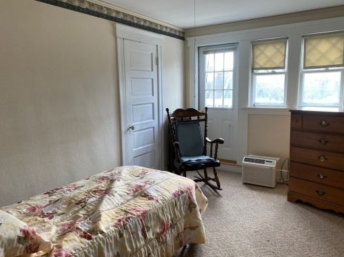 8 Berwick St, Worcester MA 01602-1405 exterior