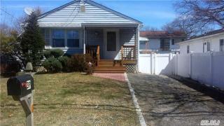 39 Bay Ave, Hauppauge, NY 11779-5411