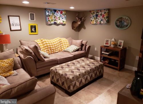 188 Hunterdon Rd, West Deptford NJ 08096-3017 exterior