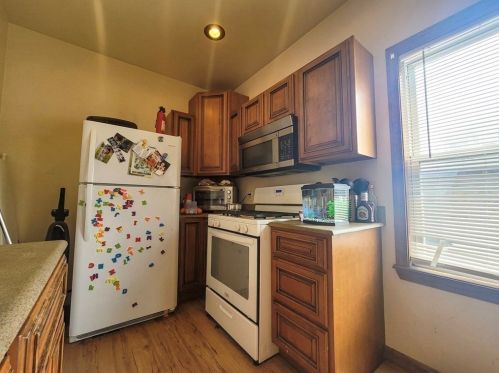 2 Barrett St, Fall River MA 02724-3302 exterior