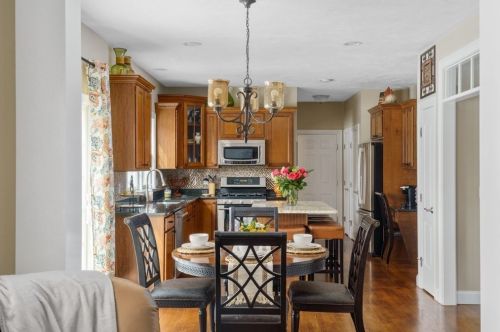 62 Chelsea Dr, Seekonk MA 02771-4923 exterior