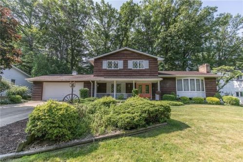 8415 Pin Oak Dr, Cleveland, OH 44130-7650