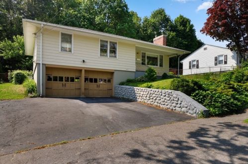 8 Hillsboro Rd, Worcester, MA 01605-1418
