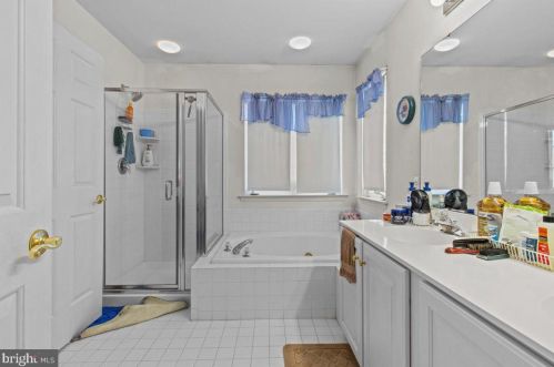 13 Equestrian Dr, Burlington NJ 08016-3065 exterior