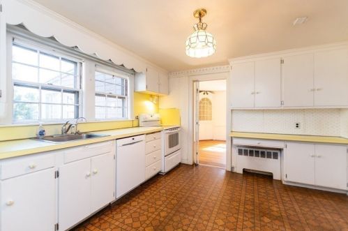 70 Stockdale Rd, Needham MA 02492-1122 exterior