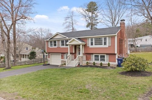103 Winsor Dr, Dracut, MA 01826-4353