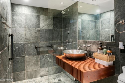 3241 Camelback Rd, Phoenix AZ 85033-1455 exterior