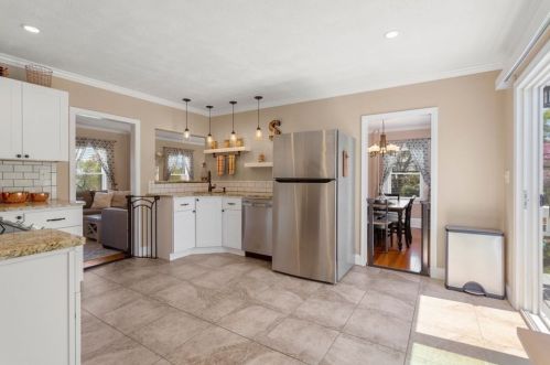 32 Pulaski St, Peabody, MA 01960-1833