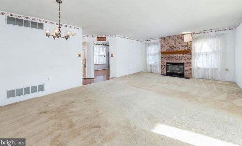 2 Lakebridge Dr, West Deptford NJ 08096-6717 exterior