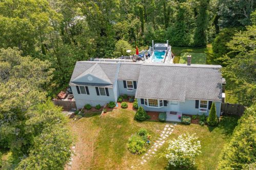 2 Uncle Zlotis Rd, Chatham MA 02633-1595 exterior