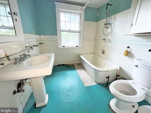 164 Delaware St, West Deptford NJ 08096-5921 exterior