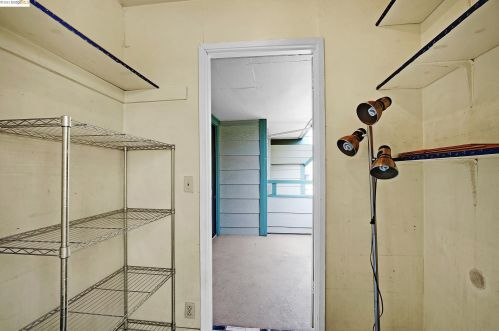 2077 Washington Ave, San Leandro CA 94577-5866 exterior