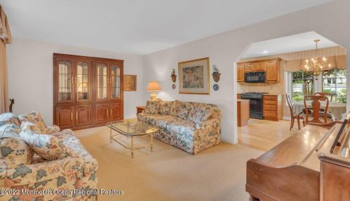 52 Laurel Dr, Little Silver NJ 07739-1416 exterior